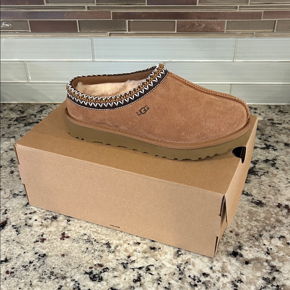 UGG Chestnut Suede Slip-On Shoes sz 8